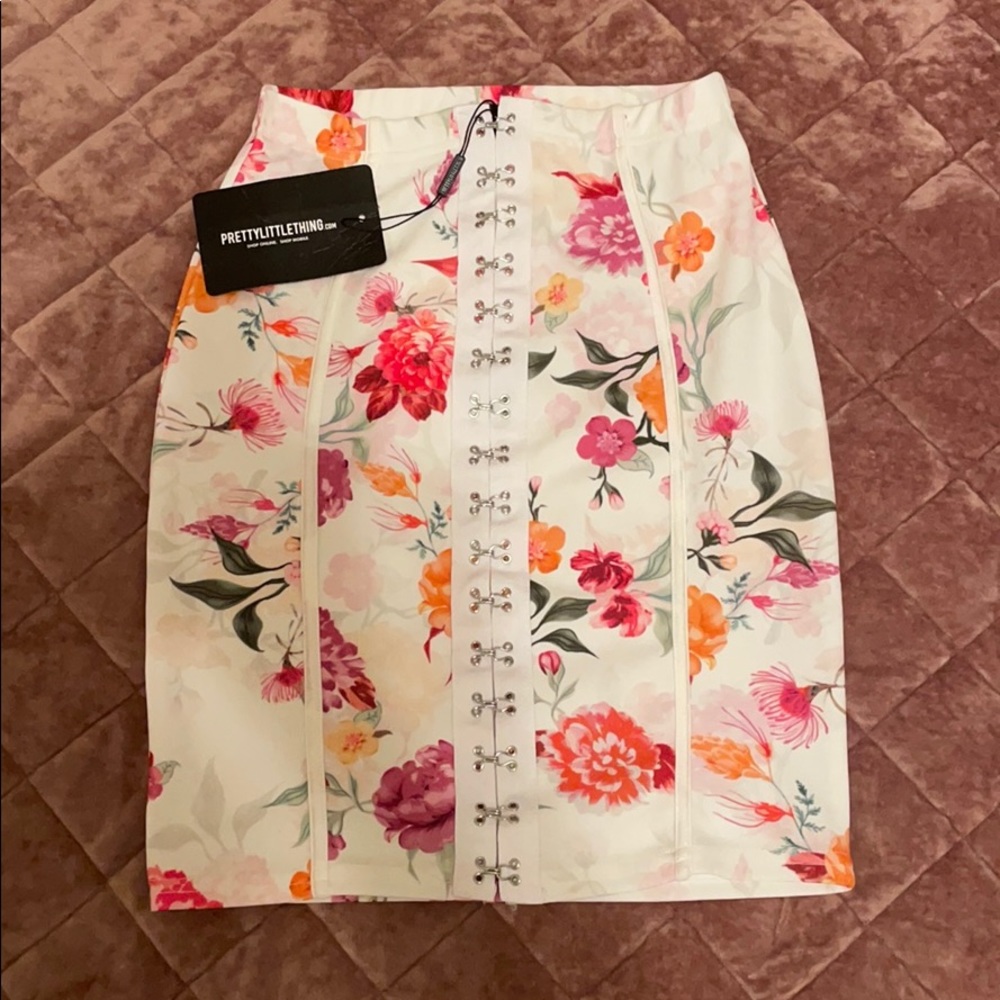 White floral print hook and eye piped mini skirt